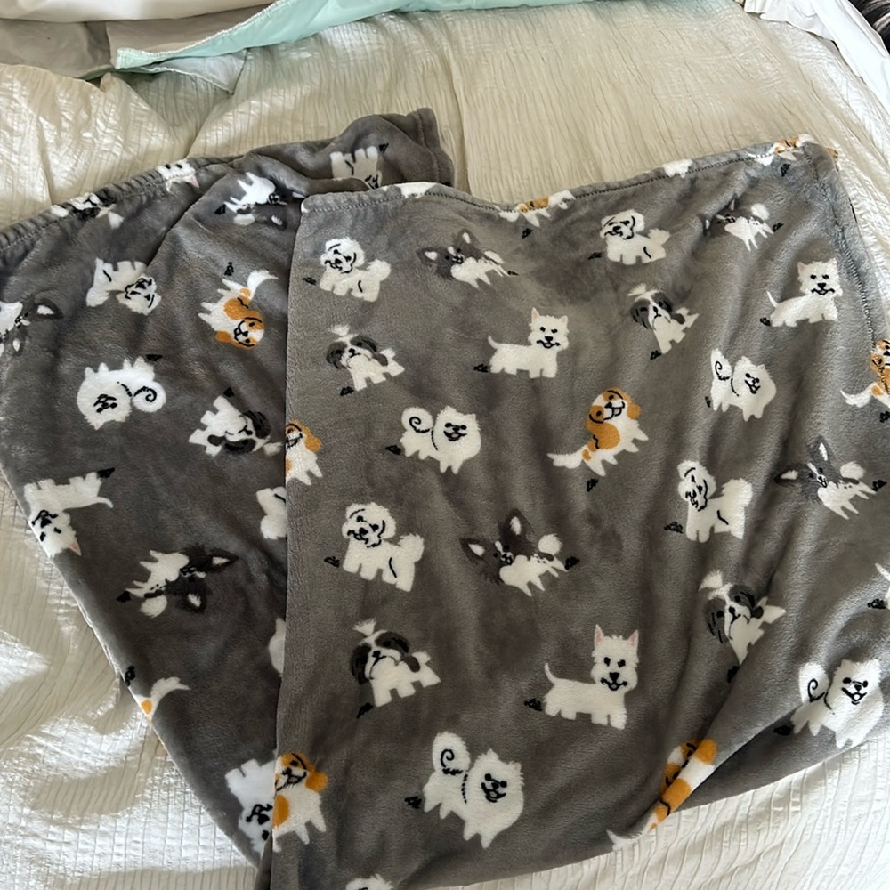 BLANKET WITH DOG PRINT. NEW